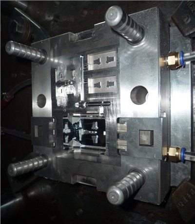 Spínač vstřikovací formy